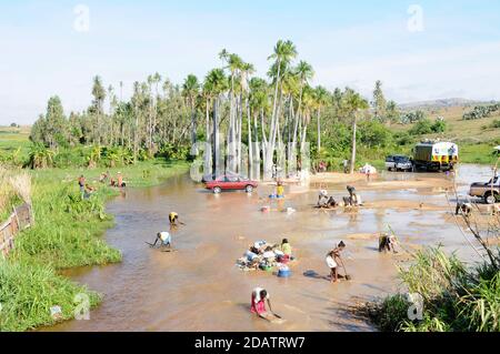 Les mineurs utilisant de l'eau de rivière pour séparer les saphirs du gravier qu'ils ont extrait des puits entourant la ville d'Ilakaka, Madagascar Banque D'Images