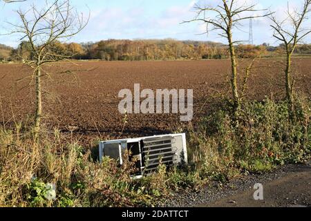 Réfrigérateur domestique jeté dans la campagne britannique. Banque D'Images