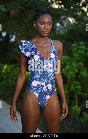 MIAMI, FL - NOVEMBER14 : un modèle marche sur la piste pendant le destination Colombia Fashion Show à Paradise Plaza dans le quartier design de Miami le 14 novembre 2020 à Miami en Floride. Crédit : mpi04/MediaPunch Banque D'Images