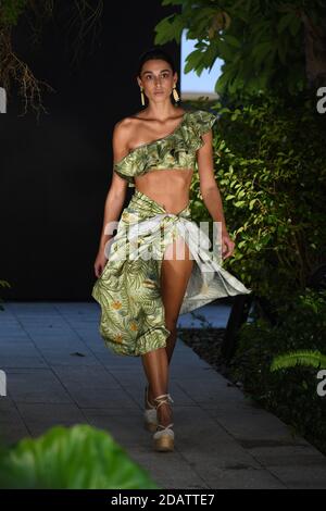 MIAMI, FL - NOVEMBER14 : un modèle marche sur la piste pendant le destination Colombia Fashion Show à Paradise Plaza dans le quartier design de Miami le 14 novembre 2020 à Miami en Floride. Crédit : mpi04/MediaPunch Banque D'Images