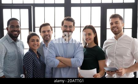 Portrait de groupe d'une équipe d'affaires multiethnique réussie au bureau Banque D'Images