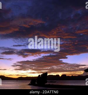 Magnifique coucher de soleil avec des silhouettes de bateaux des Philippines dans l'île de Palawan, El Nido, Philippines Banque D'Images