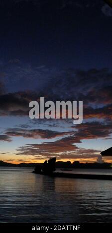 Magnifique coucher de soleil avec des silhouettes de bateaux des Philippines dans l'île de Palawan, El Nido, Philippines Banque D'Images