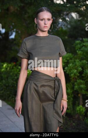 MIAMI, FL - NOVEMBER14 : un modèle marche sur la piste pendant le destination Colombia Fashion Show à Paradise Plaza dans le quartier design de Miami le 14 novembre 2020 à Miami en Floride. Crédit : mpi04/MediaPunch Banque D'Images