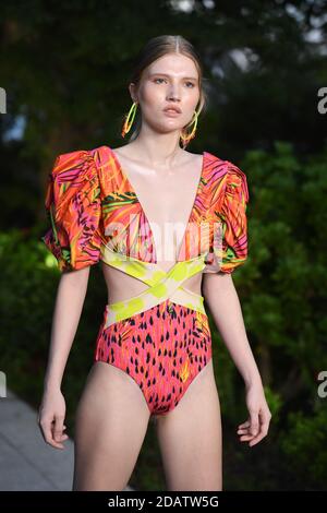 MIAMI, FL - NOVEMBER14 : un modèle marche sur la piste pendant le destination Colombia Fashion Show à Paradise Plaza dans le quartier design de Miami le 14 novembre 2020 à Miami en Floride. Crédit : mpi04/MediaPunch Banque D'Images