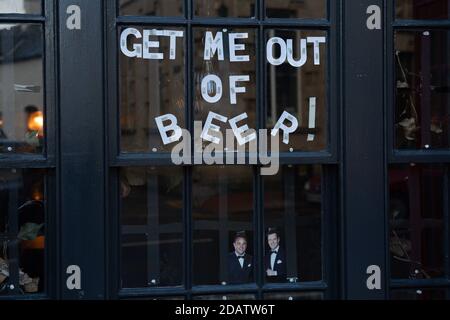 Voir les vitrines à Abergele, dans le nord du pays de Galles, avant le lancement de la nouvelle série de I'm A Celebrity...Get Me Out of Here! Qui a lieu au château de Gwrych. Banque D'Images