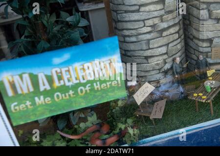 Voir les vitrines à Abergele, dans le nord du pays de Galles, avant le lancement de la nouvelle série de I'm A Celebrity...Get Me Out of Here! Qui a lieu au château de Gwrych. Banque D'Images