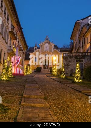 Ambiance de Noël dans les rues pavées médiévales d'Orta San Giulio, superbe village médiéval du Piémont.Italy Banque D'Images