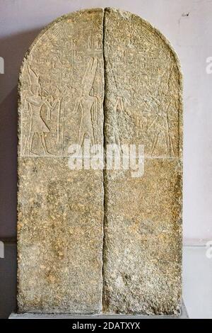 Égypte, le Caire, Musée égyptien, stèle en deux fragments, Amenophis III offre des fleurs et nu vases (vin) à Amun. Banque D'Images