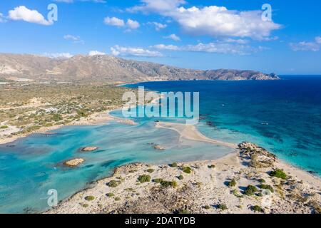 Vue aérienne de la plage d'Elafonisi, l'une des destinations touristiques les plus populaires dans le sud-ouest de la Crète, Grèce Banque D'Images