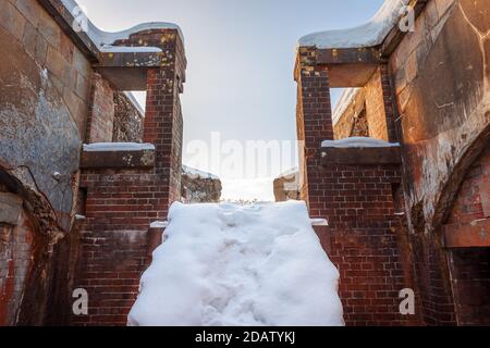 Ruines de bunker de la Seconde Guerre mondiale sur le mont Hakodate, Japon. Banque D'Images