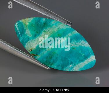 Amazonite naturelle sur fond gris Banque D'Images