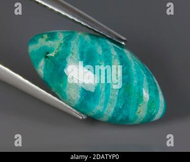 Amazonite naturelle sur fond gris Banque D'Images