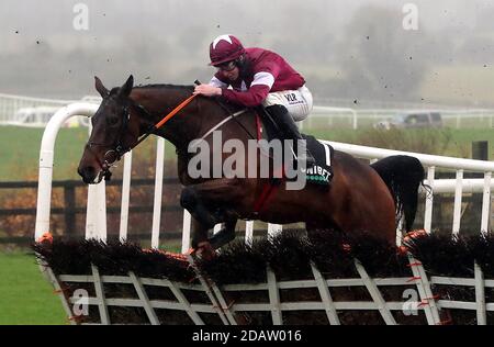 Fury Road, criée par le jockey Jack Kennedy, ouvre une clôture sur la voie de la victoire de l'obstacle Unibet 1000e Race Celebration lors du Punchestown Winter Festival 2020 à Punchestown Racecourse, comté de Kildare, Irlande. Banque D'Images
