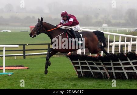 Fury Road, criée par le jockey Jack Kennedy, ouvre une clôture sur la voie de la victoire de l'obstacle Unibet 1000e Race Celebration lors du Punchestown Winter Festival 2020 à Punchestown Racecourse, comté de Kildare, Irlande. Banque D'Images