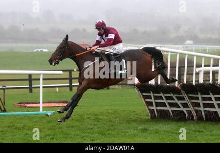 Fury Road, criée par le jockey Jack Kennedy, ouvre une clôture sur la voie de la victoire de l'obstacle Unibet 1000e Race Celebration lors du Punchestown Winter Festival 2020 à Punchestown Racecourse, comté de Kildare, Irlande. Banque D'Images
