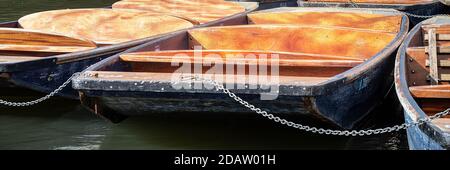 CAMBRIDGE, Royaume-Uni - 11 MARS 2020 : Panorama de punts vides amarrés au soleil Banque D'Images