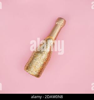 Bouteille de champagne décorée de paillettes dorées Banque D'Images