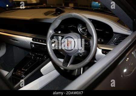 Des voitures Porsche neuves sont photographiées dans un garage à Portsmouth, Hampshire, Royaume-Uni. Banque D'Images