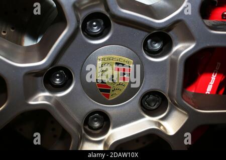 Des voitures Porsche neuves sont photographiées dans un garage à Portsmouth, Hampshire, Royaume-Uni. Banque D'Images