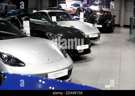 Des voitures Porsche neuves sont photographiées dans un garage à Portsmouth, Hampshire, Royaume-Uni. Banque D'Images