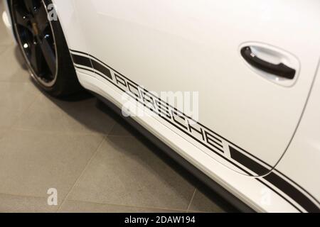 Des voitures Porsche neuves sont photographiées dans un garage à Portsmouth, Hampshire, Royaume-Uni. Banque D'Images