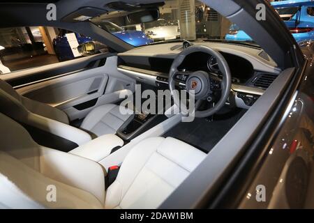 Des voitures Porsche neuves sont photographiées dans un garage à Portsmouth, Hampshire, Royaume-Uni. Banque D'Images