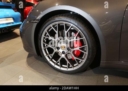 Des voitures Porsche neuves sont photographiées dans un garage à Portsmouth, Hampshire, Royaume-Uni. Banque D'Images