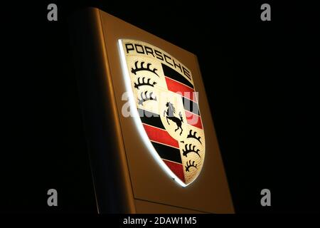 Des voitures Porsche neuves sont photographiées dans un garage à Portsmouth, Hampshire, Royaume-Uni. Banque D'Images