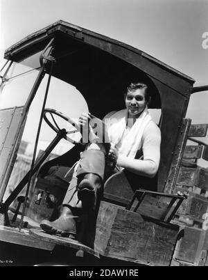 CLARK PIGNON étudie ses lignes en étant assis dans un camion Sur le terrain de MGM Studio pendant le tournage de CHINA SEAS 1935 directeur TAY GARNET Metro Goldwyn Mayer Banque D'Images