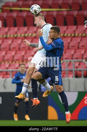 Oli McBurnie en Écosse (à gauche) et Lubomir Satka en Slovaquie se battent pour le ballon lors du deuxième groupe de la Ligue des Nations de l'UEFA, match de la Ligue B à City Arena, Trnava, Slovaquie. Banque D'Images