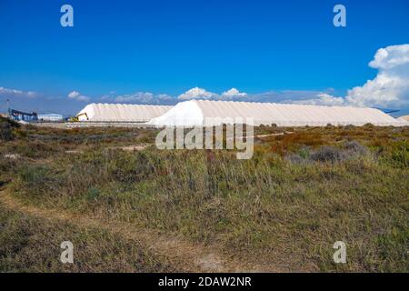 D'énormes piles de sel produites par salinas, saltpans, à Santa Pola, Alicante, Espagne Banque D'Images