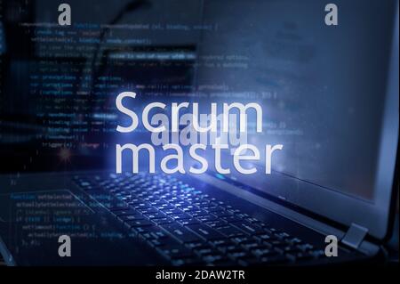 Inscription du maître au cram sur le fond de l'ordinateur portable et du code. La mêlée est facilitée par un maître de la mêlée. Banque D'Images
