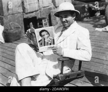 CLARK PIGNON sur le set lecture écran Candide magazine de film Pendant la pause dans le tournage DE CHINA SEAS 1935 réalisateur TAY GARNET Métro Goldwyn Mayer Banque D'Images