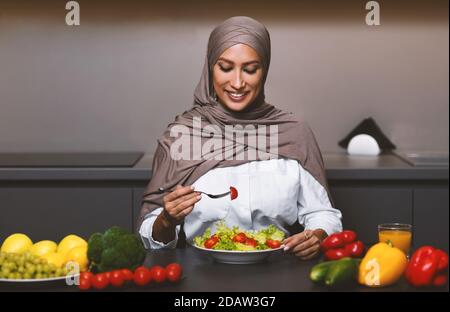 Salade de légumes pour le dîner dans une cuisine moderne Banque D'Images