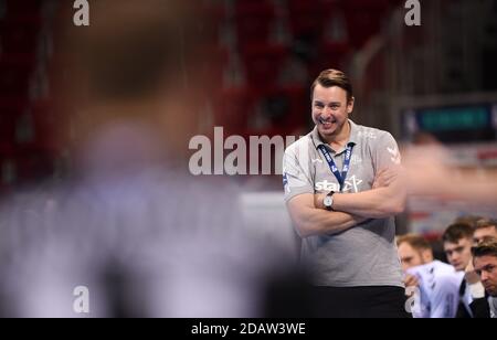 Düsseldorf, Allemagne. 15 novembre 2020. Handball: Bundesliga, Bergischer HC - THW Kiel, 8e jour de match, ISS Dome. L'entraîneur de Kiel, Filip Jicha, se tient au bord du terrain et rit. Credit: Jonas Güttler/dpa/Alay Live News Banque D'Images