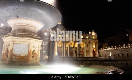 La Fontana del Bernini sur la place Saint-Pierre, devant la basilique Saint-Pierre dans la Cité du Vatican Banque D'Images