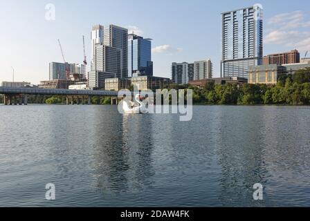 AUSTIN, TX -18 SEP 2020- vue des bateaux à pédales de cygne sur le lac Lady Bird dans le centre-ville d'Austin, Texas, États-Unis. Banque D'Images