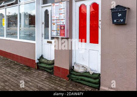 Bantry, West Cork, Irlande. 15 novembre 2020. Bantry est honoré pour plus d'inondations ce soir après une partie de la place de la ville inondée hier soir et encore ce matin. De nombreux locaux ont érigé des barrières contre les inondations et placé des sacs de sable en prévision des inondations ce soir. Crédit : AG News/Alay Live News Banque D'Images