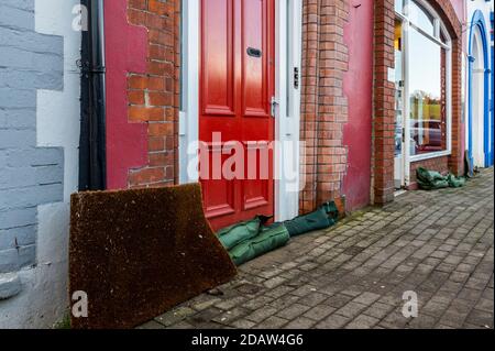 Bantry, West Cork, Irlande. 15 novembre 2020. Bantry est honoré pour plus d'inondations ce soir après une partie de la place de la ville inondée hier soir et encore ce matin. De nombreux locaux ont érigé des barrières contre les inondations et placé des sacs de sable en prévision des inondations ce soir. Crédit : AG News/Alay Live News Banque D'Images