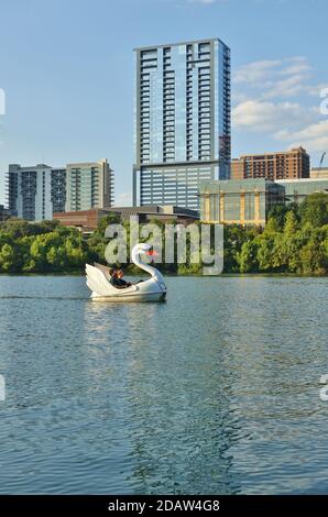 AUSTIN, TX -18 SEP 2020- vue des bateaux à pédales de cygne sur le lac Lady Bird dans le centre-ville d'Austin, Texas, États-Unis. Banque D'Images