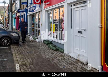 Bantry, West Cork, Irlande. 15 novembre 2020. Bantry est honoré pour plus d'inondations ce soir après une partie de la place de la ville inondée hier soir et encore ce matin. De nombreux locaux ont érigé des barrières contre les inondations et placé des sacs de sable en prévision des inondations ce soir. Crédit : AG News/Alay Live News Banque D'Images