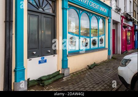 Bantry, West Cork, Irlande. 15 novembre 2020. Bantry est honoré pour plus d'inondations ce soir après une partie de la place de la ville inondée hier soir et encore ce matin. De nombreux locaux ont érigé des barrières contre les inondations et placé des sacs de sable en prévision des inondations ce soir. Crédit : AG News/Alay Live News Banque D'Images