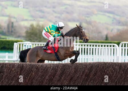 Defi du deuil, monté par le jockey Richard Johnson en action avant d'être tiré pendant le Shloer Chase lors de la réunion de novembre 2020 à Cheltenham Hippodrome de Cheltenham. Banque D'Images