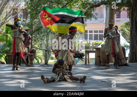 Des enfants qui exécutent la danse traditionnelle au Mozambique Banque D'Images