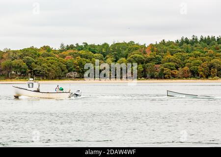 Pêcheur sur un petit bateau de pêche au large de Shelter Island, NY Banque D'Images