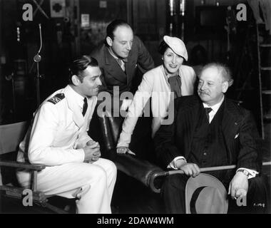 CLARK PIGNON avec Set visiteurs dramaturge BARON HENRI de ROTHSCHILD Avec son fils le célèbre viticulteur BARON PHILIPPE de ROTHSCHILD Et sa belle-fille l'ancienne COMTESSE ELISABETH de CHAMBURE on Set franc pendant le tournage de CHINA SEAS 1935 réalisateur TAY GARNET Metro Goldwyn Mayer Banque D'Images