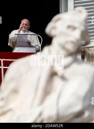 Vatican, Cité du Vatican, 15 novembre 2020. Le pape François donne sa bénédiction aux fidèles alors qu'il célèbre la prière du dimanche Angelus midi depuis sa fenêtre de studio donnant sur la place Saint-Pierre. Crédit: Riccardo de Luca - mise à jour des images/Alamy Live News Banque D'Images