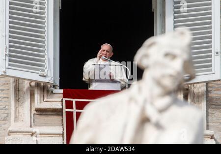 Vatican, Cité du Vatican, 15 novembre 2020. Le pape François donne sa bénédiction aux fidèles alors qu'il célèbre la prière du dimanche Angelus midi depuis sa fenêtre de studio donnant sur la place Saint-Pierre. Crédit: Riccardo de Luca - mise à jour des images/Alamy Live News Banque D'Images