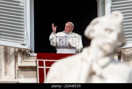 Vatican, Cité du Vatican, 15 novembre 2020. Le pape François donne sa bénédiction aux fidèles alors qu'il célèbre la prière du dimanche Angelus midi depuis sa fenêtre de studio donnant sur la place Saint-Pierre. Crédit: Riccardo de Luca - mise à jour des images/Alamy Live News Banque D'Images